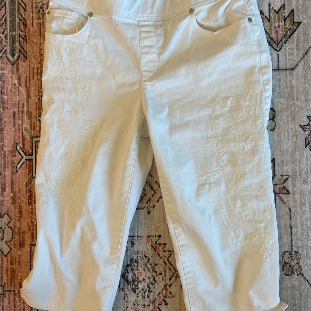 Paisley Embroidered Cream Capri Pants